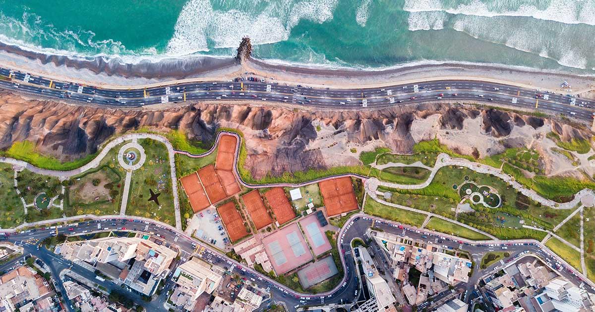 A bird's eye view of Miraflores, Lima shows the Malecón and the Pacific Ocean Photo by Willian Justen de Vasconcellos on Unsplash
