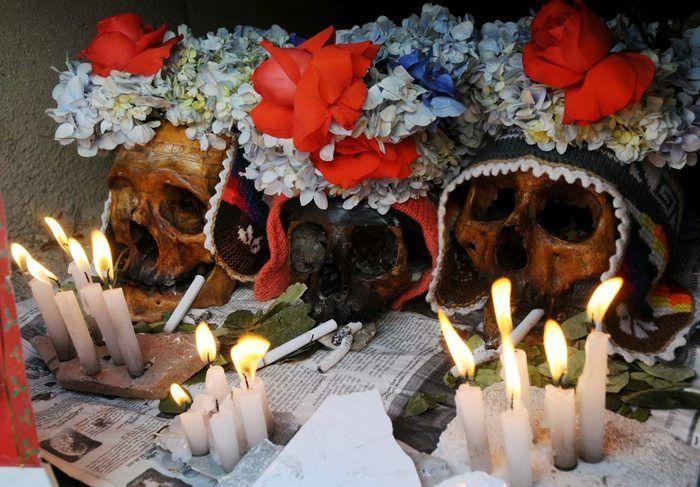 Skulls adorned for the Bolivian "Festival de las Ñatitas."
Photo by Rosemary Cuarite Quispe/ Blogspot