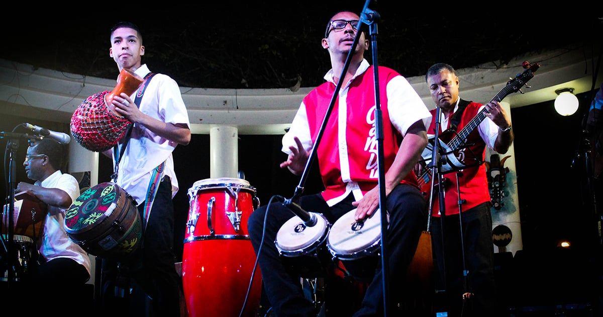 A band performing at the Afro-Peruvian Festival in Lima. Image: "Afroperuvian Festival" by  Alexandra Gutiérrez is licensed under CC BY-SA 2.0.