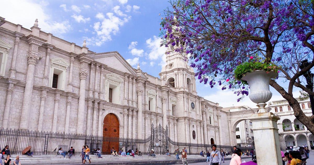 Visitors in front of the Arequipa Cathedral. Image by Diana Vargas from Pixabay.