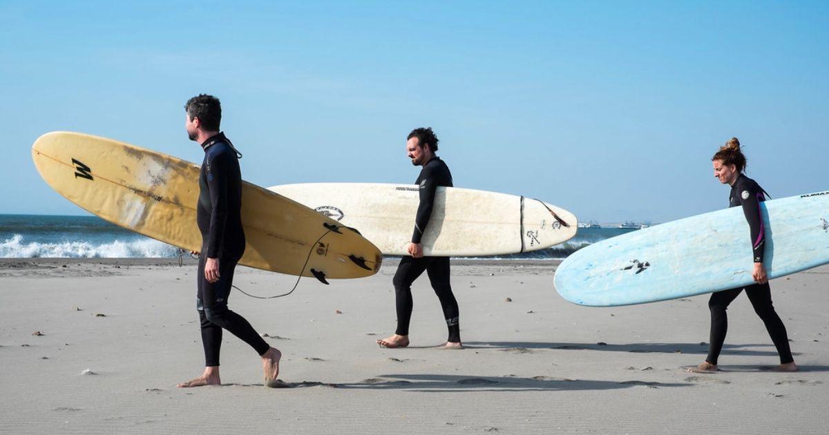 Surfers walking to the peak of Chicama. Image: neverything is licensed under CC BY-NC-ND 2.0
