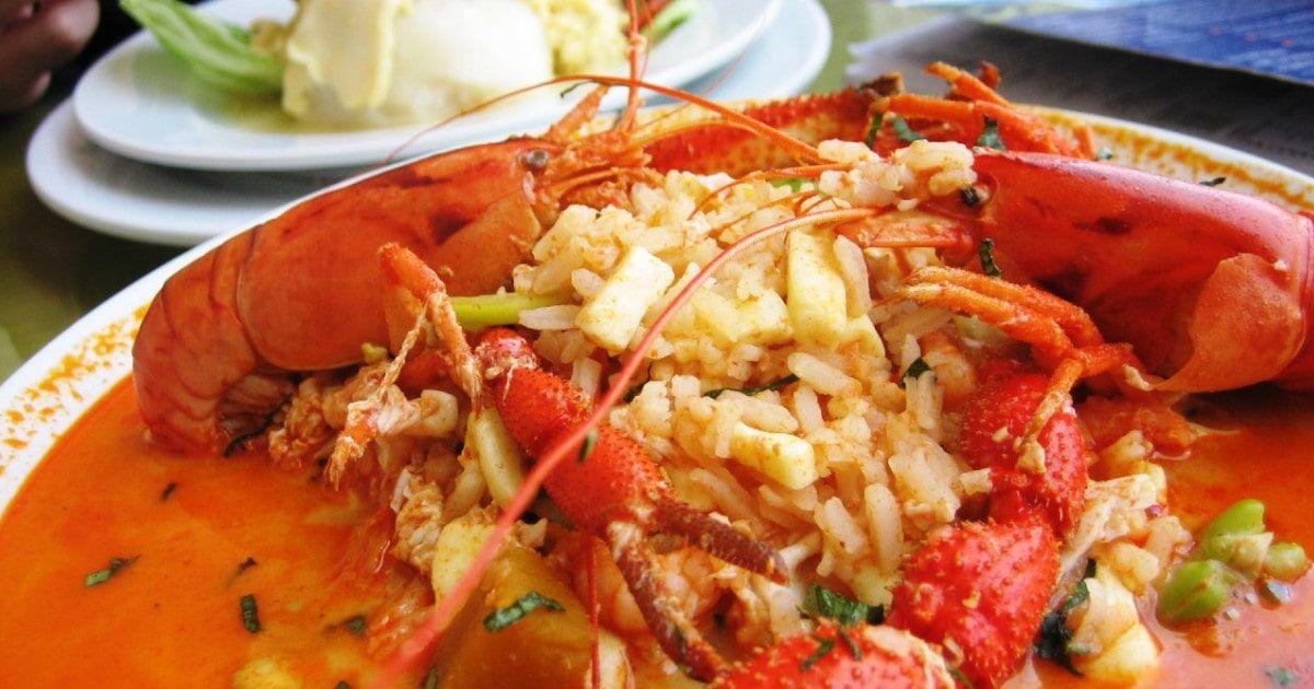 Chupe de Camarones—a thick soup made with tomato, shrimps, and hot pepper—is an Arequipa classic. Image: "Chupe de camarones - Cocina Peruana" by MI PERÚ is licensed under Public Domain Mark 1.0.