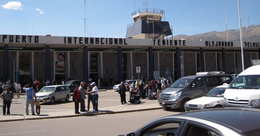 <div class="entry-thumb-caption">Alejandro Velasco Astete International Airport in Cusco. Image: "<a href="https://flic.kr/p/cUBbMm" rel="noopener" onclick="javascript:window.open('https://flic.kr/p/cUBbMm'); return false;">Cusco airport</a>" by <a href="https://www.flickr.com/photos/thegirlsny/" rel="noopener" onclick="javascript:window.open('https://www.flickr.com/photos/thegirlsny/'); return false;">Kim</a> is licensed under <a href="https://creativecommons.org/licenses/by-sa/2.0/" rel="noopener" onclick="javascript:window.open('https://creativecommons.org/licenses/by-sa/2.0/'); return false;">CC BY-SA 2.0</a>.</div>