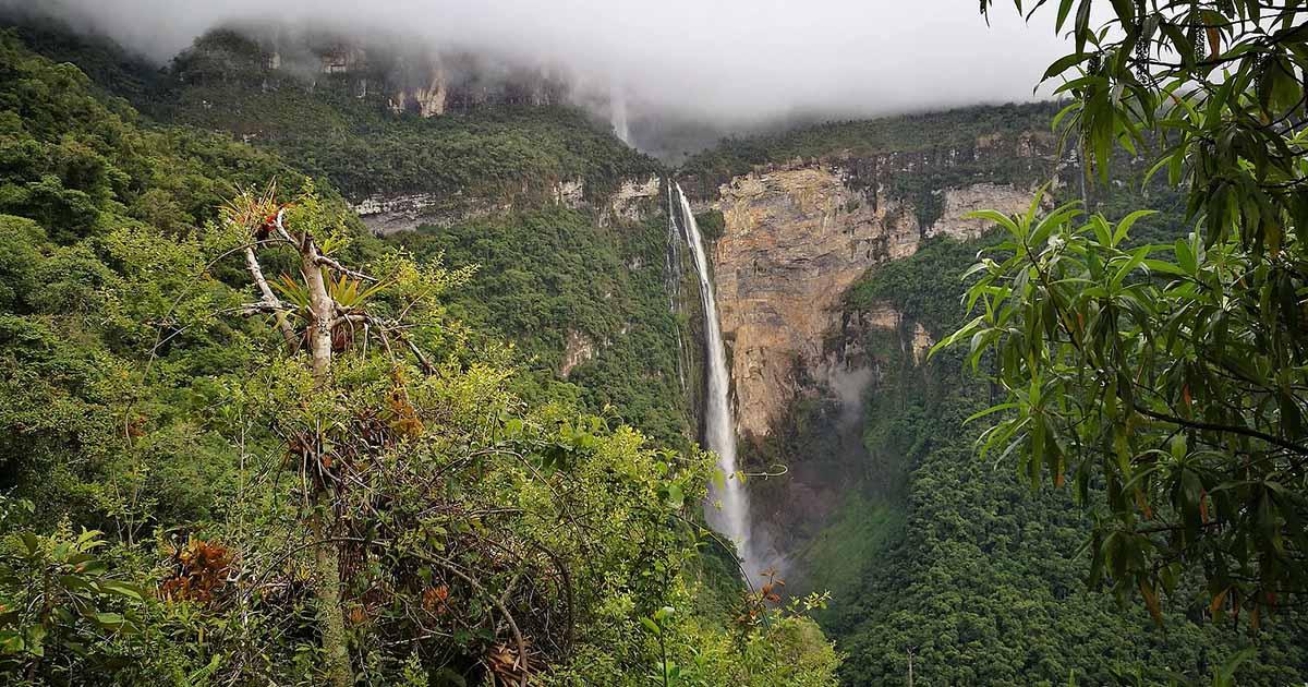 The Gocta Waterfall in the Peruvian cloud forest. Image: Vistes de la catarata del Gocta des del mirador del gocta situat a la primer caiguda02 by Pitxiquin, used under CC BY-SA 4.0 / Cropped and compressed from original