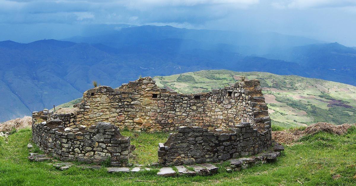 The circular houses of Kuelap. Image: Kuelap Chachapoyas Remains of a house that would have held up to 8 people by Andreas Kambanis, used under CC BY-SA 2.0 / Cropped and compressed from original