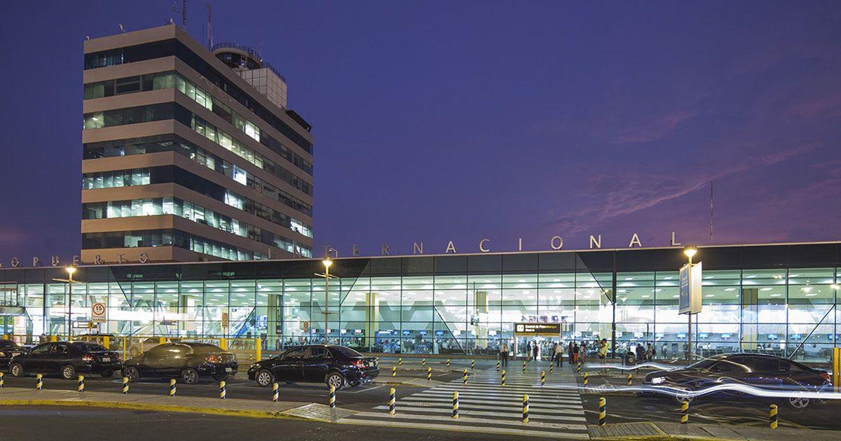 Lima airport at night. Photo by Andina.