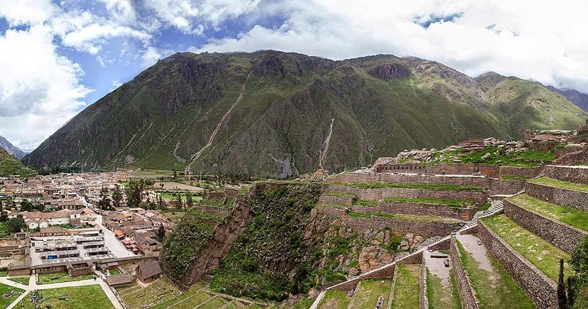<div class="entry-thumb-caption">The ruins of Ollantaytambo overlooking the modern town below. Photo by Ana Castañeda.</div>