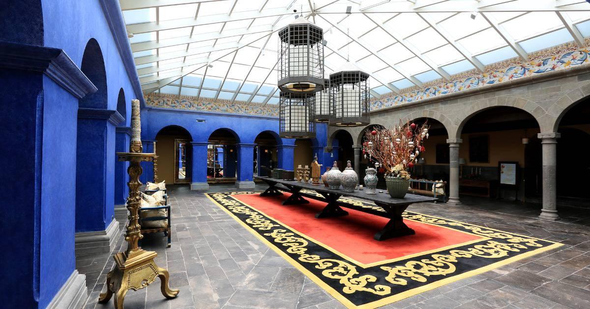 The lobby at the Palacio del Inka. Image: "Lobby Area of Palacio del Inka Hotel - Cusco, Peru" by  TravelingOtter is licensed under CC BY 2.0.