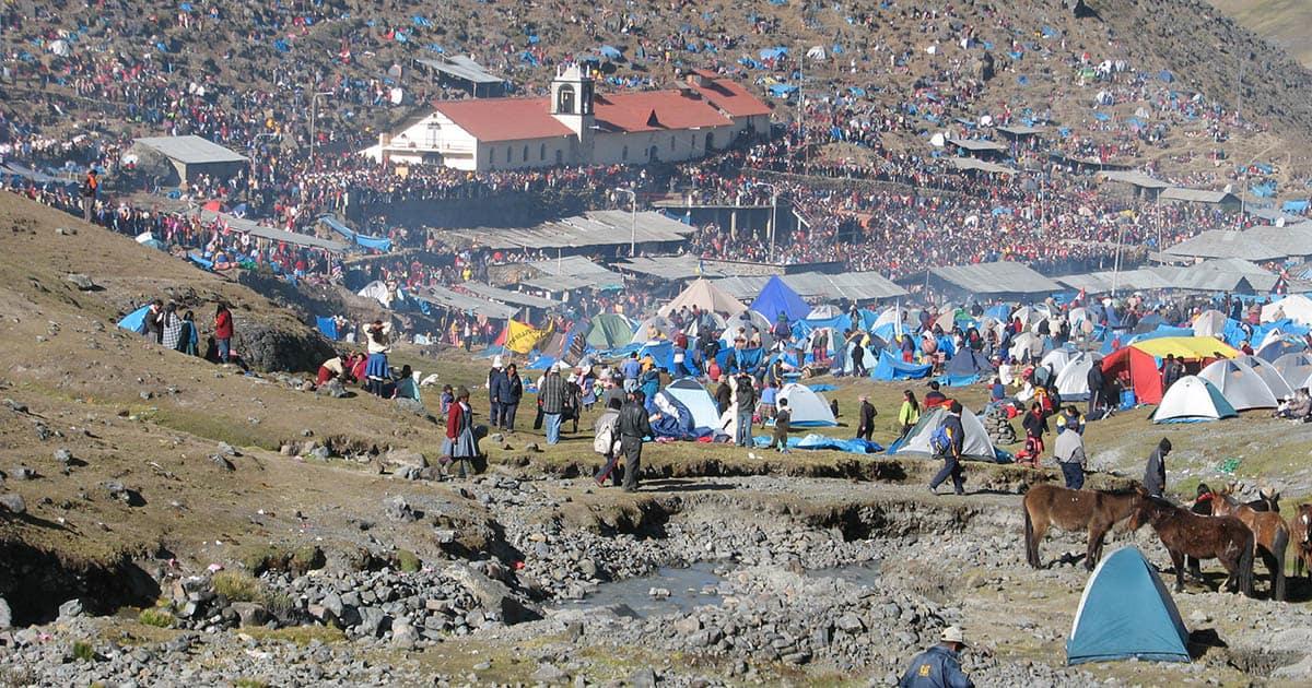 People from across the Andes gathering for Qoyllur Rit'i. Image: "File:Qoyllur R'Iti panoramic overview.jpg" by AgainErick is licensed under CC BY-SA 3.0.