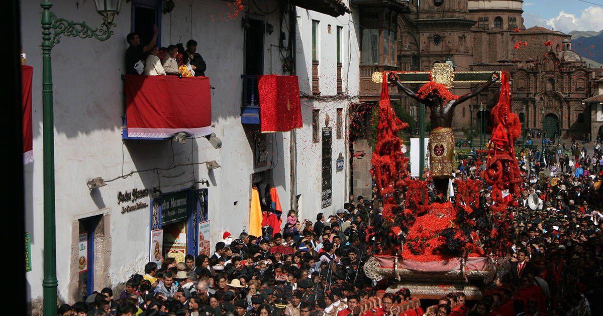 The Señor de los Temblores procession during Semana Santa in Cusco. Image: "IMG_5571" by  Renate Zindel is licensed under CC BY 2.0.