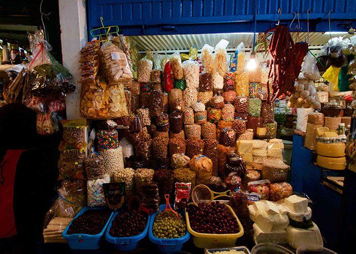 A fruit stand at the Surquillo Market. Image: "frutería" by  Carolina Murga Portella is licensed under CC BY 2.0.