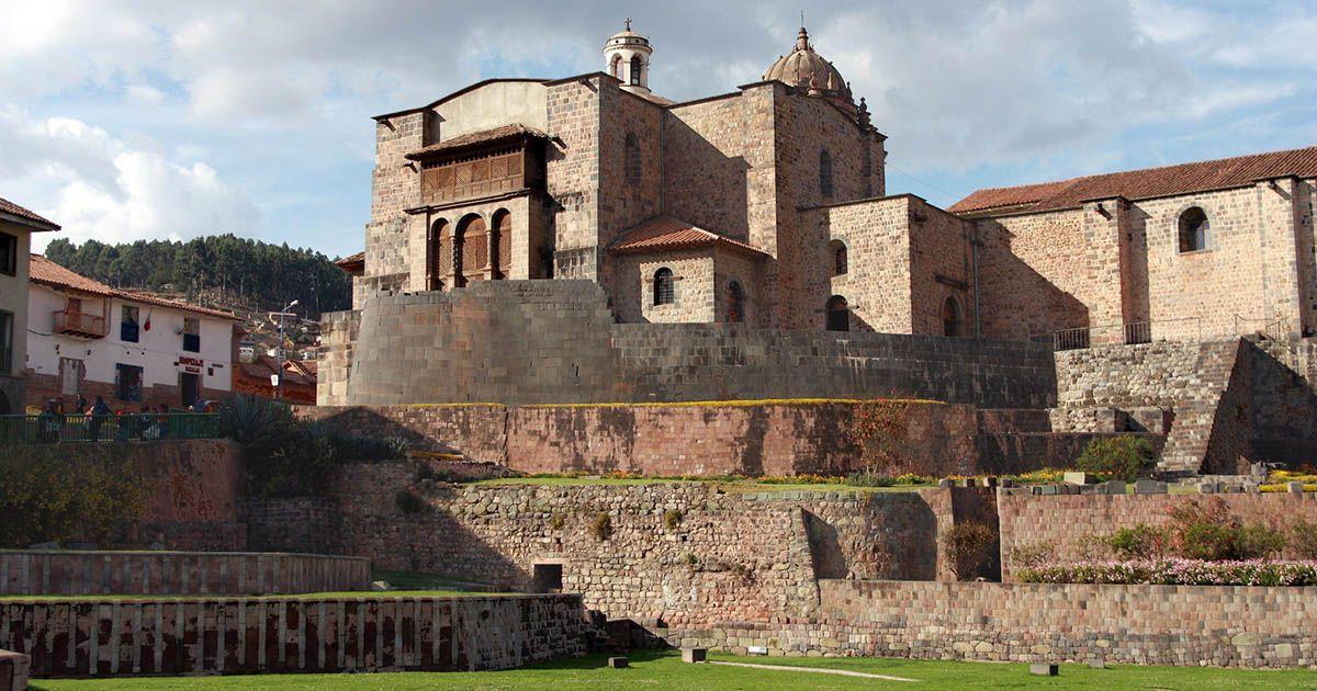 Coricancha temple of the sun and Santo Domingo Church in Cusco. Image: "Cusco - exploring Koricancha, Inca temple of the Sun - Church of San Domingo was built on top of the ruins -IMG_7918" by Bruce Tuten is licensed under CC BY 2.0.
