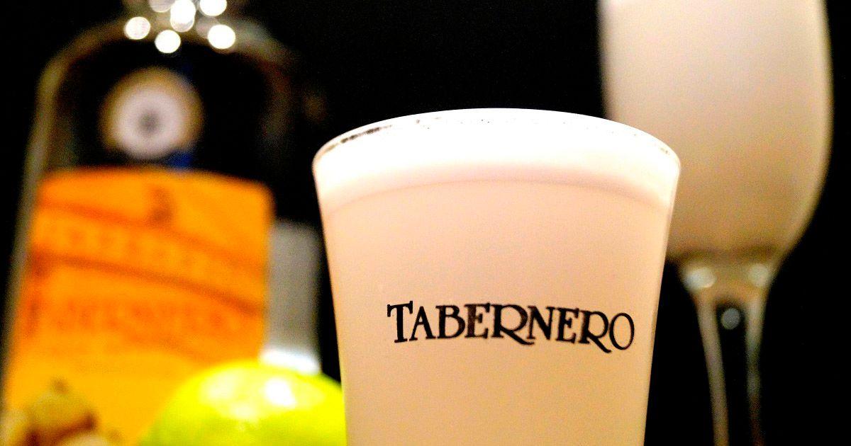 A Pisco sour with Tabernero Pisco. Image: "Pisco Tabernero Acholado" by Sergio Olivier is licensed under CC BY-SA 2.0.