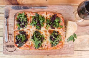 Oberhead shot of a pizza from Las Gringas restaurant in Arequipa