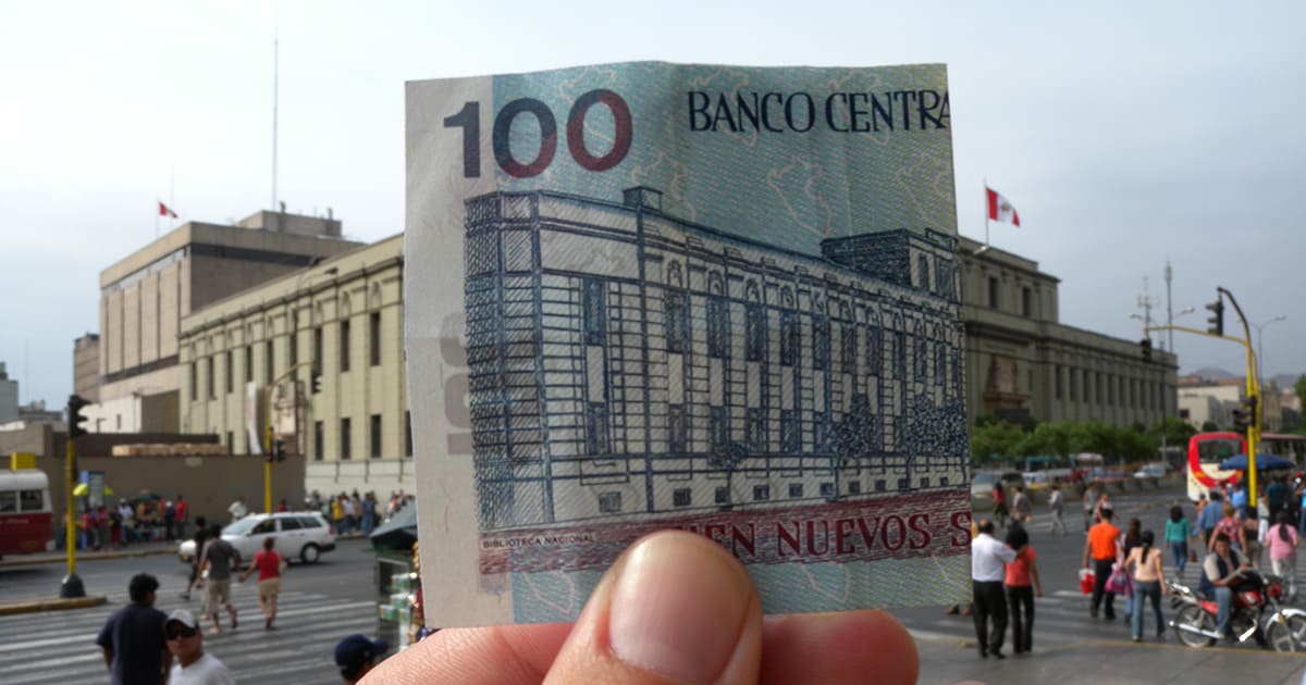 The Biblioteca Nacional in Peru and a note of 100 soles, the Peruvian national currency.