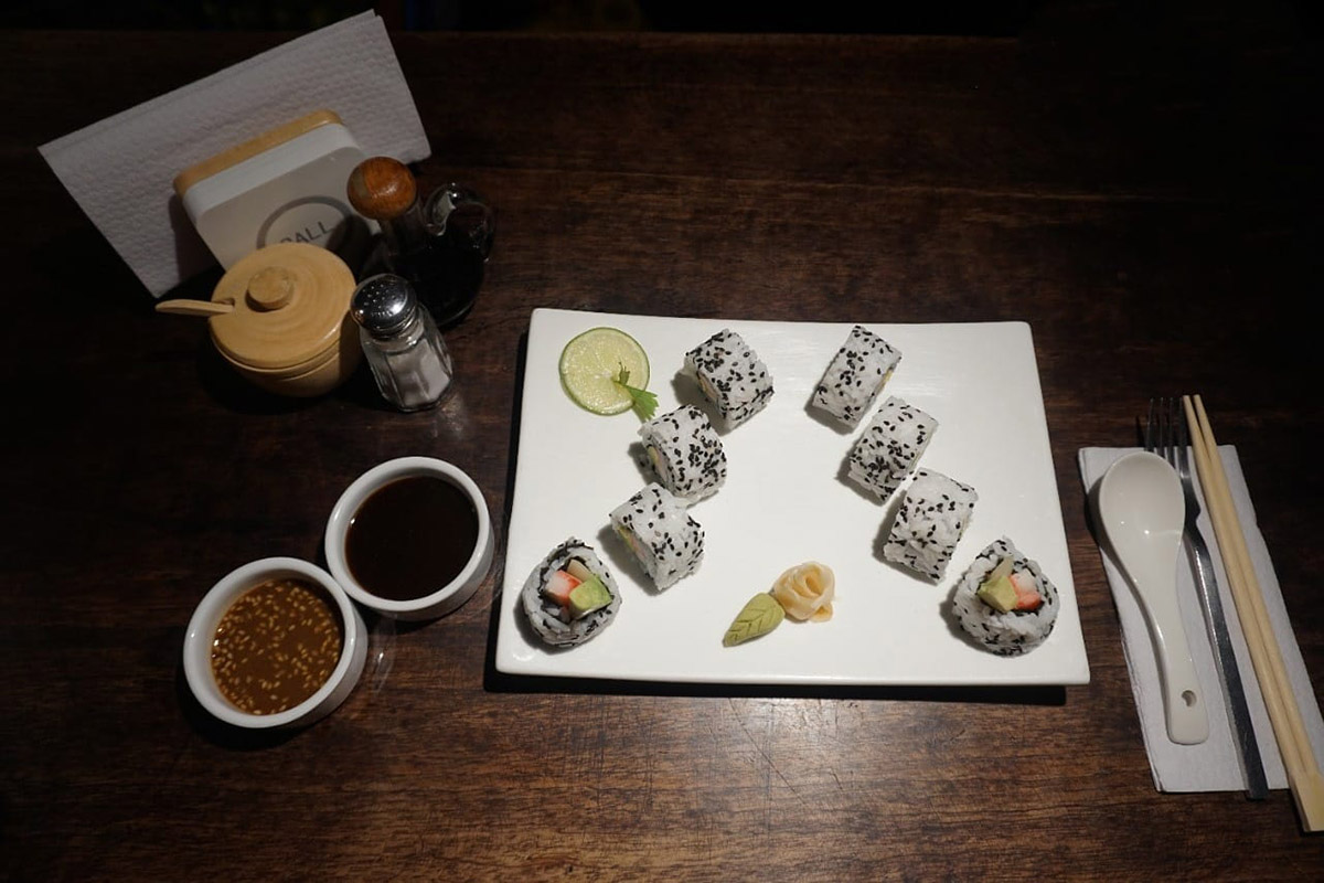 A white plate with eight makis at Kintaro, one of the best restaurants in Cusco.