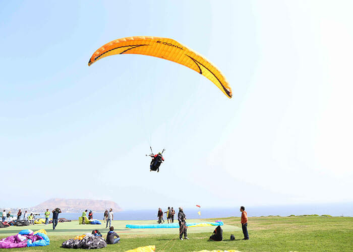Paragliders at the costa verde in Miraflores